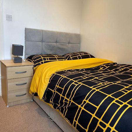 Town Centre, Very Convenient Newcastle-under-Lyme Exterior foto