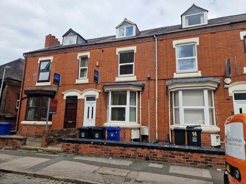 Town Centre, Very Convenient Newcastle-under-Lyme Exterior foto
