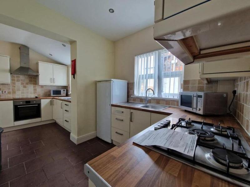 Town Centre, Very Convenient Newcastle-under-Lyme Exterior foto